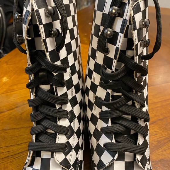 NWOT  ***HOT TOPIC***          Black and White Checkered Combat Boots - Picture 7 of 7